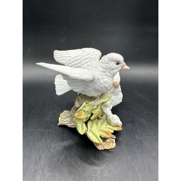 Vintage Pair of Porcelain White Doves With White Flowers Figurine Sculpture MINT - Picture 3 of 9